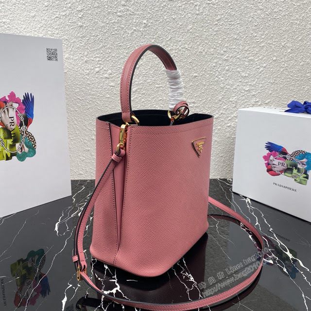prada女包 普拉達專櫃經典爆款桶包 1BA212 Prada手提包 Prada Saffiano皮肩背包  pyd2273